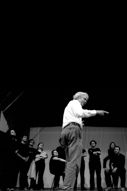 Giuliano Scabia e gli studenti durante una lezione del corso di Drammaturgia.